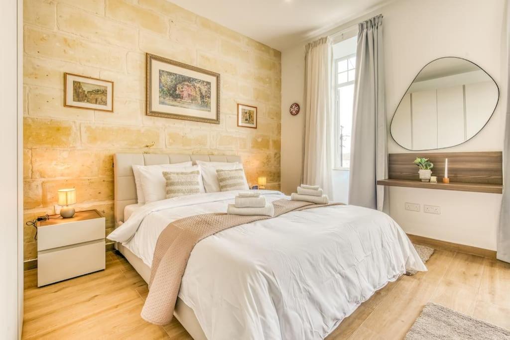 Exclusive Seafront Townhouse Sliema, Valletta View Casa vacanze Sliema